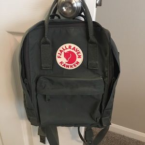 Kanken mini, forest green.